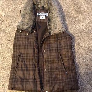 Columbia puffer vest with fleece neckline